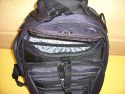 Foto von Manuel Gennerich - Danke dafr!\n\nKommentar des Nutzers:\n\nAlso: Name der Tasche ist Essiantial PX Pack. Das ist die Tasche, die vor einiger Zeit im Lidl zu kaufen war.\n\n \n\nZu den Bildbeschreibungen: \n\nBild 1 und 2: Da braucht man ja nicht mehr viel zu sagen. Die Zeigen einfach den Stauraum.\n\n \n\nBild 3: Oben sind groe Ablagefcher fr den ganzen Kleinkram (Ich hatte 5 Speicherkarten, 2 Akkus, 1 Polfilter, eine faltbare Geli und eine Remote Control von Adidt drin)\n\nBild 4: Fach fr einen CD Player. Ist wirklich so tief, dass der komplett rein passt. Die Lasche in der Mitte ist eine Halterung fr ein Stativ.\n\nBild 5: 1. Fach vorne am Rucksack.\n\nBild 6: Noch 2 weitere, kleinere Fcher am Rucksack\n\n \n\nNoch zu sagen ist, dass noch ein Umhngegurt dran war, den ich aber nicht mit bei den Fotos habe.