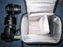 LOWEPRO APEX 120\n\nFoto von H. Biekat - VIELEN DANK FR DIE MAIL!\n\nKommentar des Nutzers:\n\nHallo!\nNach den vielen hilfreichen Infos dieser Seite hier mein Beitrag dazu:\n\nFototasche Lowepro APEX120\nUmhngetasche mit Trageriemen oder alternativ, wie von mir genutzt, als Grteltasche.\nWenn man mit einem Rucksack unterwegs ist (Daypack), man auf seine DSLR aber nicht verzichten will, braucht man etwas kleines Kompaktes.\nIn die Apex120 passt rein:\n- Pentax K10D (ohne Batteriegriff!)\n- Pentax 18-50\n- Pentax 50-200\nBeide Objektive mit umgekehrt aufgesetzter Sonnenblende. Beide Objektive passen an der K10D aufgesetzt in die Tasche.\nNatrlich ist in den innen liegenden Zusatztaschen noch Platz fr Filter, Reinigungstuch und Speicherkarten.\nWichtig fr mich, auf der Unterseite befindet sich ein Fach mit einer regensicheren Schutzhaube fr die Tasche.\n\nMit freundlichen Gren\n\nH. Biekat