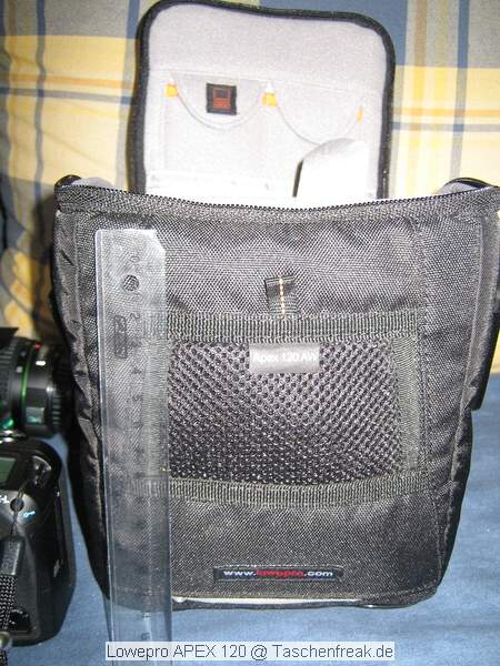 LOWEPRO APEX 120\n\nFoto von H. Biekat - VIELEN DANK FÜR DIE MAIL!\n\nKommentar des Nutzers:\n\nHallo!\nNach den vielen hilfreichen Infos dieser Seite hier mein Beitrag dazu:\n\nFototasche Lowepro APEX120\nUmhängetasche mit Trageriemen oder alternativ, wie von mir genutzt, als Gürteltasche.\nWenn man mit einem Rucksack unterwegs ist (Daypack), man auf seine DSLR aber nicht verzichten will, braucht man etwas kleines Kompaktes.\nIn die Apex120 passt rein:\n- Pentax K10D (ohne Batteriegriff!)\n- Pentax 18-50\n- Pentax 50-200\nBeide Objektive mit umgekehrt aufgesetzter Sonnenblende. Beide Objektive passen an der K10D aufgesetzt in die Tasche.\nNatürlich ist in den innen liegenden Zusatztaschen noch Platz für Filter, Reinigungstuch und Speicherkarten.\nWichtig für mich, auf der Unterseite befindet sich ein Fach mit einer regensicheren Schutzhaube für die Tasche.\n\nMit freundlichen Grüßen\n\nH. Biekat