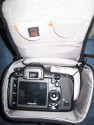 LOWEPRO APEX 120\n\nFoto von H. Biekat - VIELEN DANK FR DIE MAIL!\n\nKommentar des Nutzers:\n\nHallo!\nNach den vielen hilfreichen Infos dieser Seite hier mein Beitrag dazu:\n\nFototasche Lowepro APEX120\nUmhngetasche mit Trageriemen oder alternativ, wie von mir genutzt, als Grteltasche.\nWenn man mit einem Rucksack unterwegs ist (Daypack), man auf seine DSLR aber nicht verzichten will, braucht man etwas kleines Kompaktes.\nIn die Apex120 passt rein:\n- Pentax K10D (ohne Batteriegriff!)\n- Pentax 18-50\n- Pentax 50-200\nBeide Objektive mit umgekehrt aufgesetzter Sonnenblende. Beide Objektive passen an der K10D aufgesetzt in die Tasche.\nNatrlich ist in den innen liegenden Zusatztaschen noch Platz fr Filter, Reinigungstuch und Speicherkarten.\nWichtig fr mich, auf der Unterseite befindet sich ein Fach mit einer regensicheren Schutzhaube fr die Tasche.\n\nMit freundlichen Gren\n\nH. Biekat