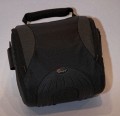 Lowepro APEX 140\n\nFoto von Thomas Hermans - DANKE FR DIE BILDER!\n\nKommentar des Nutzers:\n\nEs handelt sich um eine Schultertasche aus der neue APEX Reihe von LowePro, vorgestellt auf der diesjhrigen Photokina.\nDie Reihe umfast 6 neue Kamera-Pouches und 4 Schultertaschen, Modell APEX 5 AW angefangen fr Kompactkameras/Fotohandys bis zum grssten Modell APEX 140 AW fr mittelgrosse dSLRs.\n\nInfos aus dem LowePro-Prospekt:\n\n- Innenmasse:  17,8 x 10 x 17,5 cm\n- Einzelfach-Design\n- All Weater Cover\n- Integriertes Dfach fr Speicherkarten\n- Microfaser-Gewebe\n- SlipLock Schlaufen\n- Eingenhtes Microfasertuch  ( nur Schultertaschen )\n- Gepolsterter Schultergurt & Tragegriff   ( nur Schultertaschen )\n\n\nAuf den ersten Blick kann ich keinen Nachteil erkennen, die Verarbeitung ist ist LowePro typisch auf sehr hohem Niveau. Innen sind zwei per Klettverschluss verstellbare Einteiler vorhanden.\nIm Hauptfach, das sehr weich gepolstert ist, befindet sich eine kleine Netztasche fr Akku oder hnliches, vor befindet sich eine Tasche ber die komplette breite mit Netzfach und kleinem Steckfach, zudem sind im Deckel zwei Speicherkartenfcher vorhanden.\nAuf der Taschenrckseite befindet sich eine Schlaufe zum tragen am Grtel, der Deckel ffnen sich somit vom Krper weg und erlaubt leichen Zugriff.\nUnter der Grtelschlaufe "versteckt" sich das All-Weater-Cover.\n\nUnd sie passt doch - und zwar meine EOS5d mit angesetztem 24-105L und umgedrehter GeLi, zwar knapp aber doch fast wie dafr gemacht. Zudem ist recht und links der Trenner noch Platz fr Akku, Filter und Co.. Verzichtet man auf die GeLi am Objectiv, drfte sogar noch ein kleiner Blitz seinen Platz finden. \n\nAlles-in-Allem, der preis von kanpp 40,-ist sehr gut angelegt.\n\nUnd hier endlich Bilder davon und ich wrde mich freuen, bald welche davon auf der Webseite wieder zu finden.\n\nViele Grsse\n\nThomas