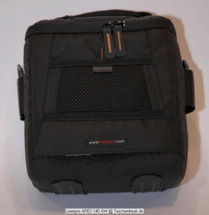 Lowepro APEX 140\n\nFoto von Thomas Hermans - DANKE FÜR DIE BILDER!\n\nKommentar des Nutzers:\n\nEs handelt sich um eine Schultertasche aus der neue APEX Reihe von LowePro, vorgestellt auf der diesjhrigen Photokina.\nDie Reihe umfast 6 neue Kamera-Pouches und 4 Schultertaschen, Modell APEX 5 AW angefangen für Kompactkameras/Fotohandys bis zum grössten Modell APEX 140 AW für mittelgrosse dSLR´s.\n\nInfos aus dem LowePro-Prospekt:\n\n- Innenmasse:  17,8 x 10 x 17,5 cm\n- Einzelfach-Design\n- All Weater Cover\n- Integriertes Dfach für Speicherkarten\n- Microfaser-Gewebe\n- SlipLock Schlaufen\n- Eingenähtes Microfasertuch  ( nur Schultertaschen )\n- Gepolsterter Schultergurt & Tragegriff   ( nur Schultertaschen )\n\n\nAuf den ersten Blick kann ich keinen Nachteil erkennen, die Verarbeitung ist ist LowePro typisch auf sehr hohem Niveau. Innen sind zwei per Klettverschluss verstellbare Einteiler vorhanden.\nIm Hauptfach, das sehr weich gepolstert ist, befindet sich eine kleine Netztasche für Akku oder ähnliches, vor befindet sich eine Tasche über die komplette breite mit Netzfach und kleinem Steckfach, zudem sind im Deckel zwei Speicherkartenfächer vorhanden.\nAuf der Taschenrückseite befindet sich eine Schlaufe zum tragen am Gürtel, der Deckel öffnen sich somit vom Körper weg und erlaubt leichen Zugriff.\nUnter der Gürtelschlaufe "versteckt" sich das All-Weater-Cover.\n\nUnd sie passt doch - und zwar meine EOS5d mit angesetztem 24-105L und umgedrehter GeLi, zwar knapp aber doch fast wie dafür gemacht. Zudem ist recht und links der Trenner noch Platz für Akku, Filter und Co.. Verzichtet man auf die GeLi am Objectiv, dürfte sogar noch ein kleiner Blitz seinen Platz finden. \n\nAlles-in-Allem, der preis von kanpp 40,-€ist sehr gut angelegt.\n\nUnd hier endlich Bilder davon und ich würde mich freuen, bald welche davon auf der Webseite wieder zu finden.\n\nViele Grüsse\n\nThomas