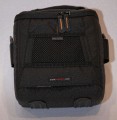 Lowepro APEX 140\n\nFoto von Thomas Hermans - DANKE FR DIE BILDER!\n\nKommentar des Nutzers:\n\nEs handelt sich um eine Schultertasche aus der neue APEX Reihe von LowePro, vorgestellt auf der diesjhrigen Photokina.\nDie Reihe umfast 6 neue Kamera-Pouches und 4 Schultertaschen, Modell APEX 5 AW angefangen fr Kompactkameras/Fotohandys bis zum grssten Modell APEX 140 AW fr mittelgrosse dSLRs.\n\nInfos aus dem LowePro-Prospekt:\n\n- Innenmasse:  17,8 x 10 x 17,5 cm\n- Einzelfach-Design\n- All Weater Cover\n- Integriertes Dfach fr Speicherkarten\n- Microfaser-Gewebe\n- SlipLock Schlaufen\n- Eingenhtes Microfasertuch  ( nur Schultertaschen )\n- Gepolsterter Schultergurt & Tragegriff   ( nur Schultertaschen )\n\n\nAuf den ersten Blick kann ich keinen Nachteil erkennen, die Verarbeitung ist ist LowePro typisch auf sehr hohem Niveau. Innen sind zwei per Klettverschluss verstellbare Einteiler vorhanden.\nIm Hauptfach, das sehr weich gepolstert ist, befindet sich eine kleine Netztasche fr Akku oder hnliches, vor befindet sich eine Tasche ber die komplette breite mit Netzfach und kleinem Steckfach, zudem sind im Deckel zwei Speicherkartenfcher vorhanden.\nAuf der Taschenrckseite befindet sich eine Schlaufe zum tragen am Grtel, der Deckel ffnen sich somit vom Krper weg und erlaubt leichen Zugriff.\nUnter der Grtelschlaufe "versteckt" sich das All-Weater-Cover.\n\nUnd sie passt doch - und zwar meine EOS5d mit angesetztem 24-105L und umgedrehter GeLi, zwar knapp aber doch fast wie dafr gemacht. Zudem ist recht und links der Trenner noch Platz fr Akku, Filter und Co.. Verzichtet man auf die GeLi am Objectiv, drfte sogar noch ein kleiner Blitz seinen Platz finden. \n\nAlles-in-Allem, der preis von kanpp 40,-ist sehr gut angelegt.\n\nUnd hier endlich Bilder davon und ich wrde mich freuen, bald welche davon auf der Webseite wieder zu finden.\n\nViele Grsse\n\nThomas