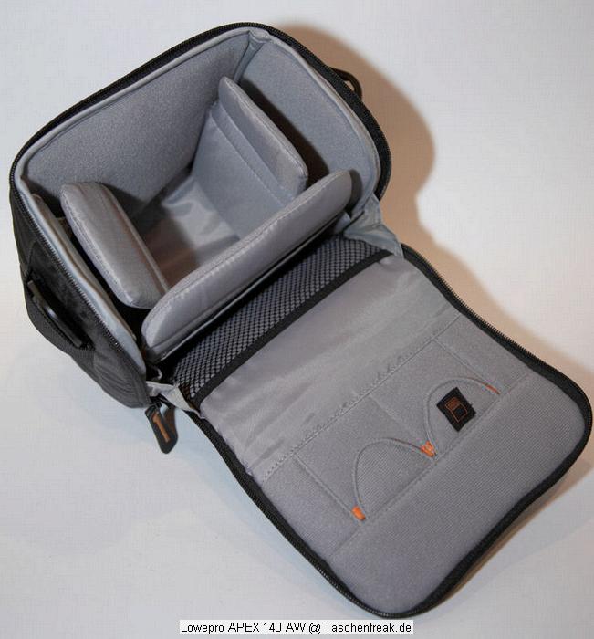 Lowepro APEX 140\n\nFoto von Thomas Hermans - DANKE FR DIE BILDER!\n\nKommentar des Nutzers:\n\nEs handelt sich um eine Schultertasche aus der neue APEX Reihe von LowePro, vorgestellt auf der diesjhrigen Photokina.\nDie Reihe umfast 6 neue Kamera-Pouches und 4 Schultertaschen, Modell APEX 5 AW angefangen fr Kompactkameras/Fotohandys bis zum grssten Modell APEX 140 AW fr mittelgrosse dSLRs.\n\nInfos aus dem LowePro-Prospekt:\n\n- Innenmasse:  17,8 x 10 x 17,5 cm\n- Einzelfach-Design\n- All Weater Cover\n- Integriertes Dfach fr Speicherkarten\n- Microfaser-Gewebe\n- SlipLock Schlaufen\n- Eingenhtes Microfasertuch  ( nur Schultertaschen )\n- Gepolsterter Schultergurt & Tragegriff   ( nur Schultertaschen )\n\n\nAuf den ersten Blick kann ich keinen Nachteil erkennen, die Verarbeitung ist ist LowePro typisch auf sehr hohem Niveau. Innen sind zwei per Klettverschluss verstellbare Einteiler vorhanden.\nIm Hauptfach, das sehr weich gepolstert ist, befindet sich eine kleine Netztasche fr Akku oder hnliches, vor befindet sich eine Tasche ber die komplette breite mit Netzfach und kleinem Steckfach, zudem sind im Deckel zwei Speicherkartenfcher vorhanden.\nAuf der Taschenrckseite befindet sich eine Schlaufe zum tragen am Grtel, der Deckel ffnen sich somit vom Krper weg und erlaubt leichen Zugriff.\nUnter der Grtelschlaufe "versteckt" sich das All-Weater-Cover.\n\nUnd sie passt doch - und zwar meine EOS5d mit angesetztem 24-105L und umgedrehter GeLi, zwar knapp aber doch fast wie dafr gemacht. Zudem ist recht und links der Trenner noch Platz fr Akku, Filter und Co.. Verzichtet man auf die GeLi am Objectiv, drfte sogar noch ein kleiner Blitz seinen Platz finden. \n\nAlles-in-Allem, der preis von kanpp 40,-ist sehr gut angelegt.\n\nUnd hier endlich Bilder davon und ich wrde mich freuen, bald welche davon auf der Webseite wieder zu finden.\n\nViele Grsse\n\nThomas