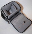 Lowepro APEX 140\n\nFoto von Thomas Hermans - DANKE FR DIE BILDER!\n\nKommentar des Nutzers:\n\nEs handelt sich um eine Schultertasche aus der neue APEX Reihe von LowePro, vorgestellt auf der diesjhrigen Photokina.\nDie Reihe umfast 6 neue Kamera-Pouches und 4 Schultertaschen, Modell APEX 5 AW angefangen fr Kompactkameras/Fotohandys bis zum grssten Modell APEX 140 AW fr mittelgrosse dSLRs.\n\nInfos aus dem LowePro-Prospekt:\n\n- Innenmasse:  17,8 x 10 x 17,5 cm\n- Einzelfach-Design\n- All Weater Cover\n- Integriertes Dfach fr Speicherkarten\n- Microfaser-Gewebe\n- SlipLock Schlaufen\n- Eingenhtes Microfasertuch  ( nur Schultertaschen )\n- Gepolsterter Schultergurt & Tragegriff   ( nur Schultertaschen )\n\n\nAuf den ersten Blick kann ich keinen Nachteil erkennen, die Verarbeitung ist ist LowePro typisch auf sehr hohem Niveau. Innen sind zwei per Klettverschluss verstellbare Einteiler vorhanden.\nIm Hauptfach, das sehr weich gepolstert ist, befindet sich eine kleine Netztasche fr Akku oder hnliches, vor befindet sich eine Tasche ber die komplette breite mit Netzfach und kleinem Steckfach, zudem sind im Deckel zwei Speicherkartenfcher vorhanden.\nAuf der Taschenrckseite befindet sich eine Schlaufe zum tragen am Grtel, der Deckel ffnen sich somit vom Krper weg und erlaubt leichen Zugriff.\nUnter der Grtelschlaufe "versteckt" sich das All-Weater-Cover.\n\nUnd sie passt doch - und zwar meine EOS5d mit angesetztem 24-105L und umgedrehter GeLi, zwar knapp aber doch fast wie dafr gemacht. Zudem ist recht und links der Trenner noch Platz fr Akku, Filter und Co.. Verzichtet man auf die GeLi am Objectiv, drfte sogar noch ein kleiner Blitz seinen Platz finden. \n\nAlles-in-Allem, der preis von kanpp 40,-ist sehr gut angelegt.\n\nUnd hier endlich Bilder davon und ich wrde mich freuen, bald welche davon auf der Webseite wieder zu finden.\n\nViele Grsse\n\nThomas