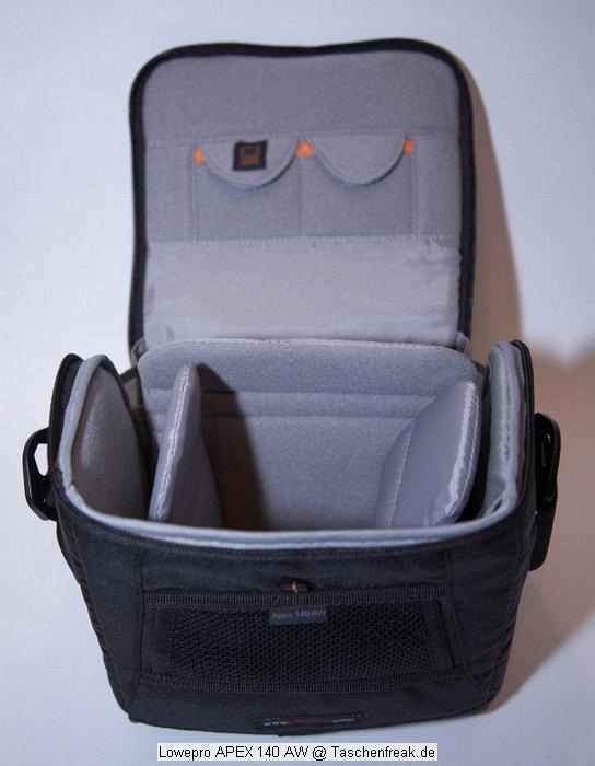 Lowepro APEX 140\n\nFoto von Thomas Hermans - DANKE FR DIE BILDER!\n\nKommentar des Nutzers:\n\nEs handelt sich um eine Schultertasche aus der neue APEX Reihe von LowePro, vorgestellt auf der diesjhrigen Photokina.\nDie Reihe umfast 6 neue Kamera-Pouches und 4 Schultertaschen, Modell APEX 5 AW angefangen fr Kompactkameras/Fotohandys bis zum grssten Modell APEX 140 AW fr mittelgrosse dSLRs.\n\nInfos aus dem LowePro-Prospekt:\n\n- Innenmasse:  17,8 x 10 x 17,5 cm\n- Einzelfach-Design\n- All Weater Cover\n- Integriertes Dfach fr Speicherkarten\n- Microfaser-Gewebe\n- SlipLock Schlaufen\n- Eingenhtes Microfasertuch  ( nur Schultertaschen )\n- Gepolsterter Schultergurt & Tragegriff   ( nur Schultertaschen )\n\n\nAuf den ersten Blick kann ich keinen Nachteil erkennen, die Verarbeitung ist ist LowePro typisch auf sehr hohem Niveau. Innen sind zwei per Klettverschluss verstellbare Einteiler vorhanden.\nIm Hauptfach, das sehr weich gepolstert ist, befindet sich eine kleine Netztasche fr Akku oder hnliches, vor befindet sich eine Tasche ber die komplette breite mit Netzfach und kleinem Steckfach, zudem sind im Deckel zwei Speicherkartenfcher vorhanden.\nAuf der Taschenrckseite befindet sich eine Schlaufe zum tragen am Grtel, der Deckel ffnen sich somit vom Krper weg und erlaubt leichen Zugriff.\nUnter der Grtelschlaufe "versteckt" sich das All-Weater-Cover.\n\nUnd sie passt doch - und zwar meine EOS5d mit angesetztem 24-105L und umgedrehter GeLi, zwar knapp aber doch fast wie dafr gemacht. Zudem ist recht und links der Trenner noch Platz fr Akku, Filter und Co.. Verzichtet man auf die GeLi am Objectiv, drfte sogar noch ein kleiner Blitz seinen Platz finden. \n\nAlles-in-Allem, der preis von kanpp 40,-ist sehr gut angelegt.\n\nUnd hier endlich Bilder davon und ich wrde mich freuen, bald welche davon auf der Webseite wieder zu finden.\n\nViele Grsse\n\nThomas