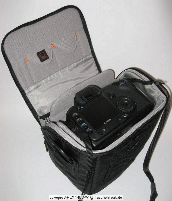 Lowepro APEX 140\n\nFoto von Thomas Hermans - DANKE FR DIE BILDER!\n\nKommentar des Nutzers:\n\nEs handelt sich um eine Schultertasche aus der neue APEX Reihe von LowePro, vorgestellt auf der diesjhrigen Photokina.\nDie Reihe umfast 6 neue Kamera-Pouches und 4 Schultertaschen, Modell APEX 5 AW angefangen fr Kompactkameras/Fotohandys bis zum grssten Modell APEX 140 AW fr mittelgrosse dSLRs.\n\nInfos aus dem LowePro-Prospekt:\n\n- Innenmasse:  17,8 x 10 x 17,5 cm\n- Einzelfach-Design\n- All Weater Cover\n- Integriertes Dfach fr Speicherkarten\n- Microfaser-Gewebe\n- SlipLock Schlaufen\n- Eingenhtes Microfasertuch  ( nur Schultertaschen )\n- Gepolsterter Schultergurt & Tragegriff   ( nur Schultertaschen )\n\n\nAuf den ersten Blick kann ich keinen Nachteil erkennen, die Verarbeitung ist ist LowePro typisch auf sehr hohem Niveau. Innen sind zwei per Klettverschluss verstellbare Einteiler vorhanden.\nIm Hauptfach, das sehr weich gepolstert ist, befindet sich eine kleine Netztasche fr Akku oder hnliches, vor befindet sich eine Tasche ber die komplette breite mit Netzfach und kleinem Steckfach, zudem sind im Deckel zwei Speicherkartenfcher vorhanden.\nAuf der Taschenrckseite befindet sich eine Schlaufe zum tragen am Grtel, der Deckel ffnen sich somit vom Krper weg und erlaubt leichen Zugriff.\nUnter der Grtelschlaufe "versteckt" sich das All-Weater-Cover.\n\nUnd sie passt doch - und zwar meine EOS5d mit angesetztem 24-105L und umgedrehter GeLi, zwar knapp aber doch fast wie dafr gemacht. Zudem ist recht und links der Trenner noch Platz fr Akku, Filter und Co.. Verzichtet man auf die GeLi am Objectiv, drfte sogar noch ein kleiner Blitz seinen Platz finden. \n\nAlles-in-Allem, der preis von kanpp 40,-ist sehr gut angelegt.\n\nUnd hier endlich Bilder davon und ich wrde mich freuen, bald welche davon auf der Webseite wieder zu finden.\n\nViele Grsse\n\nThomas