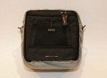 Lowepro APEX 140\n\nFoto von Thomas Hermans - DANKE FR DIE BILDER!\n\nKommentar des Nutzers:\n\nEs handelt sich um eine Schultertasche aus der neue APEX Reihe von LowePro, vorgestellt auf der diesjhrigen Photokina.\nDie Reihe umfast 6 neue Kamera-Pouches und 4 Schultertaschen, Modell APEX 5 AW angefangen fr Kompactkameras/Fotohandys bis zum grssten Modell APEX 140 AW fr mittelgrosse dSLRs.\n\nInfos aus dem LowePro-Prospekt:\n\n- Innenmasse:  17,8 x 10 x 17,5 cm\n- Einzelfach-Design\n- All Weater Cover\n- Integriertes Dfach fr Speicherkarten\n- Microfaser-Gewebe\n- SlipLock Schlaufen\n- Eingenhtes Microfasertuch  ( nur Schultertaschen )\n- Gepolsterter Schultergurt & Tragegriff   ( nur Schultertaschen )\n\n\nAuf den ersten Blick kann ich keinen Nachteil erkennen, die Verarbeitung ist ist LowePro typisch auf sehr hohem Niveau. Innen sind zwei per Klettverschluss verstellbare Einteiler vorhanden.\nIm Hauptfach, das sehr weich gepolstert ist, befindet sich eine kleine Netztasche fr Akku oder hnliches, vor befindet sich eine Tasche ber die komplette breite mit Netzfach und kleinem Steckfach, zudem sind im Deckel zwei Speicherkartenfcher vorhanden.\nAuf der Taschenrckseite befindet sich eine Schlaufe zum tragen am Grtel, der Deckel ffnen sich somit vom Krper weg und erlaubt leichen Zugriff.\nUnter der Grtelschlaufe "versteckt" sich das All-Weater-Cover.\n\nUnd sie passt doch - und zwar meine EOS5d mit angesetztem 24-105L und umgedrehter GeLi, zwar knapp aber doch fast wie dafr gemacht. Zudem ist recht und links der Trenner noch Platz fr Akku, Filter und Co.. Verzichtet man auf die GeLi am Objectiv, drfte sogar noch ein kleiner Blitz seinen Platz finden. \n\nAlles-in-Allem, der preis von kanpp 40,-ist sehr gut angelegt.\n\nUnd hier endlich Bilder davon und ich wrde mich freuen, bald welche davon auf der Webseite wieder zu finden.\n\nViele Grsse\n\nThomas
