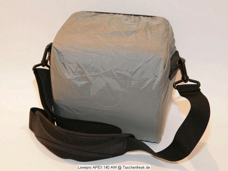 Lowepro APEX 140\n\nFoto von Thomas Hermans - DANKE FR DIE BILDER!\n\nKommentar des Nutzers:\n\nEs handelt sich um eine Schultertasche aus der neue APEX Reihe von LowePro, vorgestellt auf der diesjhrigen Photokina.\nDie Reihe umfast 6 neue Kamera-Pouches und 4 Schultertaschen, Modell APEX 5 AW angefangen fr Kompactkameras/Fotohandys bis zum grssten Modell APEX 140 AW fr mittelgrosse dSLRs.\n\nInfos aus dem LowePro-Prospekt:\n\n- Innenmasse:  17,8 x 10 x 17,5 cm\n- Einzelfach-Design\n- All Weater Cover\n- Integriertes Dfach fr Speicherkarten\n- Microfaser-Gewebe\n- SlipLock Schlaufen\n- Eingenhtes Microfasertuch  ( nur Schultertaschen )\n- Gepolsterter Schultergurt & Tragegriff   ( nur Schultertaschen )\n\n\nAuf den ersten Blick kann ich keinen Nachteil erkennen, die Verarbeitung ist ist LowePro typisch auf sehr hohem Niveau. Innen sind zwei per Klettverschluss verstellbare Einteiler vorhanden.\nIm Hauptfach, das sehr weich gepolstert ist, befindet sich eine kleine Netztasche fr Akku oder hnliches, vor befindet sich eine Tasche ber die komplette breite mit Netzfach und kleinem Steckfach, zudem sind im Deckel zwei Speicherkartenfcher vorhanden.\nAuf der Taschenrckseite befindet sich eine Schlaufe zum tragen am Grtel, der Deckel ffnen sich somit vom Krper weg und erlaubt leichen Zugriff.\nUnter der Grtelschlaufe "versteckt" sich das All-Weater-Cover.\n\nUnd sie passt doch - und zwar meine EOS5d mit angesetztem 24-105L und umgedrehter GeLi, zwar knapp aber doch fast wie dafr gemacht. Zudem ist recht und links der Trenner noch Platz fr Akku, Filter und Co.. Verzichtet man auf die GeLi am Objectiv, drfte sogar noch ein kleiner Blitz seinen Platz finden. \n\nAlles-in-Allem, der preis von kanpp 40,-ist sehr gut angelegt.\n\nUnd hier endlich Bilder davon und ich wrde mich freuen, bald welche davon auf der Webseite wieder zu finden.\n\nViele Grsse\n\nThomas