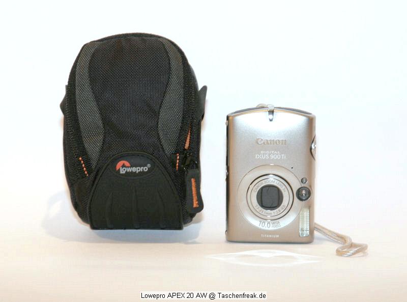Lowepro APEX 20\n\nFotro von Thomas Hermans - DANKE DAFÜR!\n\nKommentar des Nutzers:\n\nDann noch neue Bilder zur APEX 20 AW, einem neuen Digicam-Pouncher, vorgestellt auf der diesjährigen Photokina, nun endlich lieferbar.\n\nEin paar Daten dazu:\n\n- Innengrösse: 7 x 3,5 x 11,2 cm ( lt. Hersteller )\n- Einzelfachdesign\n- All-Weater Cape\n- Fach für Speicherkarte\n- Microfaser Gewebe\n- SlipLock Schlaufen\n- Schultertrageriemen\n\nDie Verarbeitung ist LowePro-mässig top, die Grösse für meine IXUS 900 mehr aus ausreichend, eine zusätzliche Speicherkarte passt problemlos ins vorgesehene fach, dazu ist noch ausreichend Platz für einen Ersatzakku.\nZudem ist die Tasche mit sehr weichem Stoff ausgekleidet, so das man keine Angst ums Display haben muss.\nTragemöglichkeit mit dem beiliegenden Schulterrienem oder als Gürteltasche ( diebstahl-verhindernde Klett-Gürtelschlaufe. ) Und wo AW drauf steht ist auch AW drin, sprich das bekannte All-Weater-Cape.\nGrössenmässig liegt das Modell 20 im Mittelfeld, es gibt noch zwei kleinere ( APEX 5 AW und 10 AW ), sowie 3 grössere ( 30 AW, 60 AW und PV AW ), wobei das PV-Modell für Picture-Viewer optimiert wurde. \nDazu kommen dann noch die 4 Schultertaschen für dSLR´s ( 100 AW, 110 AW, 120 AW und das grösste Modell 140 AW ).\nMögliche Farbvarianten:  schwarz/grau  oder  artibblau/schwarz\n\n\n\nViele Grüsse\n\nThomas