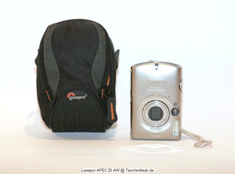 Lowepro APEX 20\n\nFotro von Thomas Hermans - DANKE DAFR!\n\nKommentar des Nutzers:\n\nDann noch neue Bilder zur APEX 20 AW, einem neuen Digicam-Pouncher, vorgestellt auf der diesjhrigen Photokina, nun endlich lieferbar.\n\nEin paar Daten dazu:\n\n- Innengrsse: 7 x 3,5 x 11,2 cm ( lt. Hersteller )\n- Einzelfachdesign\n- All-Weater Cape\n- Fach fr Speicherkarte\n- Microfaser Gewebe\n- SlipLock Schlaufen\n- Schultertrageriemen\n\nDie Verarbeitung ist LowePro-mssig top, die Grsse fr meine IXUS 900 mehr aus ausreichend, eine zustzliche Speicherkarte passt problemlos ins vorgesehene fach, dazu ist noch ausreichend Platz fr einen Ersatzakku.\nZudem ist die Tasche mit sehr weichem Stoff ausgekleidet, so das man keine Angst ums Display haben muss.\nTragemglichkeit mit dem beiliegenden Schulterrienem oder als Grteltasche ( diebstahl-verhindernde Klett-Grtelschlaufe. ) Und wo AW drauf steht ist auch AW drin, sprich das bekannte All-Weater-Cape.\nGrssenmssig liegt das Modell 20 im Mittelfeld, es gibt noch zwei kleinere ( APEX 5 AW und 10 AW ), sowie 3 grssere ( 30 AW, 60 AW und PV AW ), wobei das PV-Modell fr Picture-Viewer optimiert wurde. \nDazu kommen dann noch die 4 Schultertaschen fr dSLRs ( 100 AW, 110 AW, 120 AW und das grsste Modell 140 AW ).\nMgliche Farbvarianten:  schwarz/grau  oder  artibblau/schwarz\n\n\n\nViele Grsse\n\nThomas