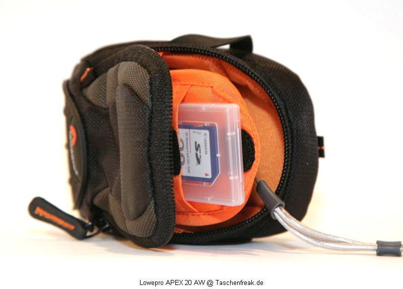 Lowepro APEX 20\n\nFotro von Thomas Hermans - DANKE DAFÜR!\n\nKommentar des Nutzers:\n\nDann noch neue Bilder zur APEX 20 AW, einem neuen Digicam-Pouncher, vorgestellt auf der diesjährigen Photokina, nun endlich lieferbar.\n\nEin paar Daten dazu:\n\n- Innengrösse: 7 x 3,5 x 11,2 cm ( lt. Hersteller )\n- Einzelfachdesign\n- All-Weater Cape\n- Fach für Speicherkarte\n- Microfaser Gewebe\n- SlipLock Schlaufen\n- Schultertrageriemen\n\nDie Verarbeitung ist LowePro-mässig top, die Grösse für meine IXUS 900 mehr aus ausreichend, eine zusätzliche Speicherkarte passt problemlos ins vorgesehene fach, dazu ist noch ausreichend Platz für einen Ersatzakku.\nZudem ist die Tasche mit sehr weichem Stoff ausgekleidet, so das man keine Angst ums Display haben muss.\nTragemöglichkeit mit dem beiliegenden Schulterrienem oder als Gürteltasche ( diebstahl-verhindernde Klett-Gürtelschlaufe. ) Und wo AW drauf steht ist auch AW drin, sprich das bekannte All-Weater-Cape.\nGrössenmässig liegt das Modell 20 im Mittelfeld, es gibt noch zwei kleinere ( APEX 5 AW und 10 AW ), sowie 3 grössere ( 30 AW, 60 AW und PV AW ), wobei das PV-Modell für Picture-Viewer optimiert wurde. \nDazu kommen dann noch die 4 Schultertaschen für dSLR´s ( 100 AW, 110 AW, 120 AW und das grösste Modell 140 AW ).\nMögliche Farbvarianten:  schwarz/grau  oder  artibblau/schwarz\n\n\n\nViele Grüsse\n\nThomas