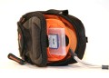 Lowepro APEX 20\n\nFotro von Thomas Hermans - DANKE DAFR!\n\nKommentar des Nutzers:\n\nDann noch neue Bilder zur APEX 20 AW, einem neuen Digicam-Pouncher, vorgestellt auf der diesjhrigen Photokina, nun endlich lieferbar.\n\nEin paar Daten dazu:\n\n- Innengrsse: 7 x 3,5 x 11,2 cm ( lt. Hersteller )\n- Einzelfachdesign\n- All-Weater Cape\n- Fach fr Speicherkarte\n- Microfaser Gewebe\n- SlipLock Schlaufen\n- Schultertrageriemen\n\nDie Verarbeitung ist LowePro-mssig top, die Grsse fr meine IXUS 900 mehr aus ausreichend, eine zustzliche Speicherkarte passt problemlos ins vorgesehene fach, dazu ist noch ausreichend Platz fr einen Ersatzakku.\nZudem ist die Tasche mit sehr weichem Stoff ausgekleidet, so das man keine Angst ums Display haben muss.\nTragemglichkeit mit dem beiliegenden Schulterrienem oder als Grteltasche ( diebstahl-verhindernde Klett-Grtelschlaufe. ) Und wo AW drauf steht ist auch AW drin, sprich das bekannte All-Weater-Cape.\nGrssenmssig liegt das Modell 20 im Mittelfeld, es gibt noch zwei kleinere ( APEX 5 AW und 10 AW ), sowie 3 grssere ( 30 AW, 60 AW und PV AW ), wobei das PV-Modell fr Picture-Viewer optimiert wurde. \nDazu kommen dann noch die 4 Schultertaschen fr dSLRs ( 100 AW, 110 AW, 120 AW und das grsste Modell 140 AW ).\nMgliche Farbvarianten:  schwarz/grau  oder  artibblau/schwarz\n\n\n\nViele Grsse\n\nThomas