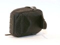 Lowepro APEX 20\n\nFotro von Thomas Hermans - DANKE DAFR!\n\nKommentar des Nutzers:\n\nDann noch neue Bilder zur APEX 20 AW, einem neuen Digicam-Pouncher, vorgestellt auf der diesjhrigen Photokina, nun endlich lieferbar.\n\nEin paar Daten dazu:\n\n- Innengrsse: 7 x 3,5 x 11,2 cm ( lt. Hersteller )\n- Einzelfachdesign\n- All-Weater Cape\n- Fach fr Speicherkarte\n- Microfaser Gewebe\n- SlipLock Schlaufen\n- Schultertrageriemen\n\nDie Verarbeitung ist LowePro-mssig top, die Grsse fr meine IXUS 900 mehr aus ausreichend, eine zustzliche Speicherkarte passt problemlos ins vorgesehene fach, dazu ist noch ausreichend Platz fr einen Ersatzakku.\nZudem ist die Tasche mit sehr weichem Stoff ausgekleidet, so das man keine Angst ums Display haben muss.\nTragemglichkeit mit dem beiliegenden Schulterrienem oder als Grteltasche ( diebstahl-verhindernde Klett-Grtelschlaufe. ) Und wo AW drauf steht ist auch AW drin, sprich das bekannte All-Weater-Cape.\nGrssenmssig liegt das Modell 20 im Mittelfeld, es gibt noch zwei kleinere ( APEX 5 AW und 10 AW ), sowie 3 grssere ( 30 AW, 60 AW und PV AW ), wobei das PV-Modell fr Picture-Viewer optimiert wurde. \nDazu kommen dann noch die 4 Schultertaschen fr dSLRs ( 100 AW, 110 AW, 120 AW und das grsste Modell 140 AW ).\nMgliche Farbvarianten:  schwarz/grau  oder  artibblau/schwarz\n\n\n\nViele Grsse\n\nThomas