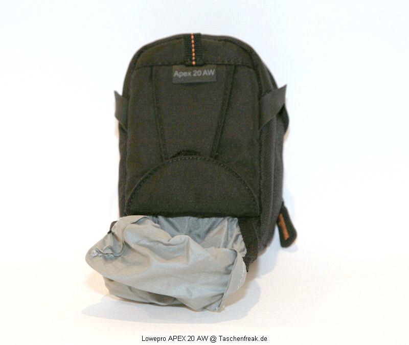 Lowepro APEX 20\n\nFotro von Thomas Hermans - DANKE DAFR!\n\nKommentar des Nutzers:\n\nDann noch neue Bilder zur APEX 20 AW, einem neuen Digicam-Pouncher, vorgestellt auf der diesjhrigen Photokina, nun endlich lieferbar.\n\nEin paar Daten dazu:\n\n- Innengrsse: 7 x 3,5 x 11,2 cm ( lt. Hersteller )\n- Einzelfachdesign\n- All-Weater Cape\n- Fach fr Speicherkarte\n- Microfaser Gewebe\n- SlipLock Schlaufen\n- Schultertrageriemen\n\nDie Verarbeitung ist LowePro-mssig top, die Grsse fr meine IXUS 900 mehr aus ausreichend, eine zustzliche Speicherkarte passt problemlos ins vorgesehene fach, dazu ist noch ausreichend Platz fr einen Ersatzakku.\nZudem ist die Tasche mit sehr weichem Stoff ausgekleidet, so das man keine Angst ums Display haben muss.\nTragemglichkeit mit dem beiliegenden Schulterrienem oder als Grteltasche ( diebstahl-verhindernde Klett-Grtelschlaufe. ) Und wo AW drauf steht ist auch AW drin, sprich das bekannte All-Weater-Cape.\nGrssenmssig liegt das Modell 20 im Mittelfeld, es gibt noch zwei kleinere ( APEX 5 AW und 10 AW ), sowie 3 grssere ( 30 AW, 60 AW und PV AW ), wobei das PV-Modell fr Picture-Viewer optimiert wurde. \nDazu kommen dann noch die 4 Schultertaschen fr dSLRs ( 100 AW, 110 AW, 120 AW und das grsste Modell 140 AW ).\nMgliche Farbvarianten:  schwarz/grau  oder  artibblau/schwarz\n\n\n\nViele Grsse\n\nThomas