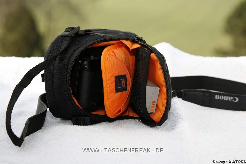 LOWEPRO APEX 60 AW\n\nFoto und Kommentar von Richard Baumert - VIELEN DANK!\n\nKommentar:\n\nHallo Jörg,\n\nich habe mir die folgende Tasche geholt und möchte Sie hier vorstellen:\n\nLOWEPRO APEX 60 AW\n\nFür meine kleine neue Kamera Canon PowerShot G10 brauchte ich eine Tasche und fand die genau passende Lowepro Apex 60 AW.\n\nSie hat ein großes Fach für die Kamera und zwei kleine Fächer z.B. einen Zusatzakku und weitere Speicherkarte.\n\nDie Tasche hat einen integrierten Regenschutz, den man über die Tasche ziehen kann.\n\nEin dünner Schultergurt ist dabei. Man kann die Tasche aber auch am Gürtel tragen, dafür ist eine Lasche mit Klettverschluss vorhanden.\n\nDie Tasche ist insgesamt schön kompakt und dennoch groß genug für eine Kamera wie die Canon PowerShot G10.\n\nIch habe die Tasche in schwarz, es gibt sie aber auch noch mit grünen oder blauen Elementen.\n\nViele Grüße,\nRichard