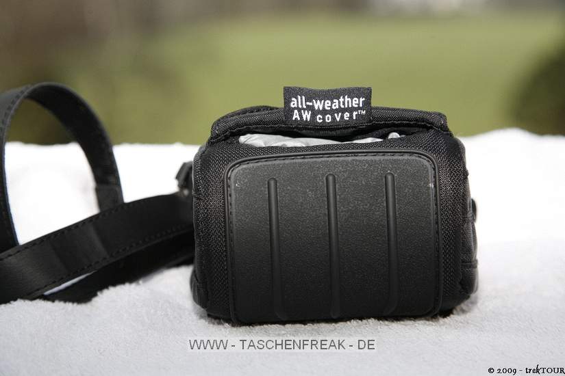 LOWEPRO APEX 60 AW\n\nFoto und Kommentar von Richard Baumert - VIELEN DANK!\n\nKommentar:\n\nHallo Jrg,\n\nich habe mir die folgende Tasche geholt und mchte Sie hier vorstellen:\n\nLOWEPRO APEX 60 AW\n\nFr meine kleine neue Kamera Canon PowerShot G10 brauchte ich eine Tasche und fand die genau passende Lowepro Apex 60 AW.\n\nSie hat ein groes Fach fr die Kamera und zwei kleine Fcher z.B. einen Zusatzakku und weitere Speicherkarte.\n\nDie Tasche hat einen integrierten Regenschutz, den man ber die Tasche ziehen kann.\n\nEin dnner Schultergurt ist dabei. Man kann die Tasche aber auch am Grtel tragen, dafr ist eine Lasche mit Klettverschluss vorhanden.\n\nDie Tasche ist insgesamt schn kompakt und dennoch gro genug fr eine Kamera wie die Canon PowerShot G10.\n\nIch habe die Tasche in schwarz, es gibt sie aber auch noch mit grnen oder blauen Elementen.\n\nViele Gre,\nRichard