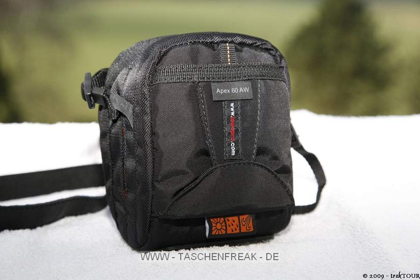 LOWEPRO APEX 60 AW\n\nFoto und Kommentar von Richard Baumert - VIELEN DANK!\n\nKommentar:\n\nHallo Jörg,\n\nich habe mir die folgende Tasche geholt und möchte Sie hier vorstellen:\n\nLOWEPRO APEX 60 AW\n\nFür meine kleine neue Kamera Canon PowerShot G10 brauchte ich eine Tasche und fand die genau passende Lowepro Apex 60 AW.\n\nSie hat ein großes Fach für die Kamera und zwei kleine Fächer z.B. einen Zusatzakku und weitere Speicherkarte.\n\nDie Tasche hat einen integrierten Regenschutz, den man über die Tasche ziehen kann.\n\nEin dünner Schultergurt ist dabei. Man kann die Tasche aber auch am Gürtel tragen, dafür ist eine Lasche mit Klettverschluss vorhanden.\n\nDie Tasche ist insgesamt schön kompakt und dennoch groß genug für eine Kamera wie die Canon PowerShot G10.\n\nIch habe die Tasche in schwarz, es gibt sie aber auch noch mit grünen oder blauen Elementen.\n\nViele Grüße,\nRichard