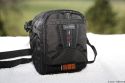 LOWEPRO APEX 60 AW\n\nFoto und Kommentar von Richard Baumert - VIELEN DANK!\n\nKommentar:\n\nHallo Jrg,\n\nich habe mir die folgende Tasche geholt und mchte Sie hier vorstellen:\n\nLOWEPRO APEX 60 AW\n\nFr meine kleine neue Kamera Canon PowerShot G10 brauchte ich eine Tasche und fand die genau passende Lowepro Apex 60 AW.\n\nSie hat ein groes Fach fr die Kamera und zwei kleine Fcher z.B. einen Zusatzakku und weitere Speicherkarte.\n\nDie Tasche hat einen integrierten Regenschutz, den man ber die Tasche ziehen kann.\n\nEin dnner Schultergurt ist dabei. Man kann die Tasche aber auch am Grtel tragen, dafr ist eine Lasche mit Klettverschluss vorhanden.\n\nDie Tasche ist insgesamt schn kompakt und dennoch gro genug fr eine Kamera wie die Canon PowerShot G10.\n\nIch habe die Tasche in schwarz, es gibt sie aber auch noch mit grnen oder blauen Elementen.\n\nViele Gre,\nRichard