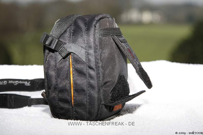 LOWEPRO APEX 60 AW\n\nFoto und Kommentar von Richard Baumert - VIELEN DANK!\n\nKommentar:\n\nHallo Jrg,\n\nich habe mir die folgende Tasche geholt und mchte Sie hier vorstellen:\n\nLOWEPRO APEX 60 AW\n\nFr meine kleine neue Kamera Canon PowerShot G10 brauchte ich eine Tasche und fand die genau passende Lowepro Apex 60 AW.\n\nSie hat ein groes Fach fr die Kamera und zwei kleine Fcher z.B. einen Zusatzakku und weitere Speicherkarte.\n\nDie Tasche hat einen integrierten Regenschutz, den man ber die Tasche ziehen kann.\n\nEin dnner Schultergurt ist dabei. Man kann die Tasche aber auch am Grtel tragen, dafr ist eine Lasche mit Klettverschluss vorhanden.\n\nDie Tasche ist insgesamt schn kompakt und dennoch gro genug fr eine Kamera wie die Canon PowerShot G10.\n\nIch habe die Tasche in schwarz, es gibt sie aber auch noch mit grnen oder blauen Elementen.\n\nViele Gre,\nRichard