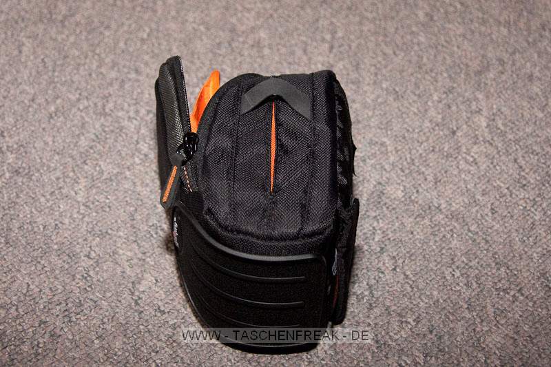 LOWEPRO APEX 60 AW\n\nFoto und Kommentar von Christian Toelle - VIELEN DANK!\n\nKommentar:\n\nHallo Jrg,\n\nsuper Seite, auf der ich schon oft geschaut habe. Auf diesem Weg und mit ein paar Bildern der APEX 60 AW will ich ein wenig dazu betragen.\n\nAPEX 60 AW, schne kleine Tasche fr die G10. Mit der Slip Lock Lasche auch gut an anderen Lowepro Taschen anzudocken. Neben der G10 passt noch ein Ersatzakku, SD-Card und Kleinigkeiten in die Tasche. Ein kleines Problem kann entstehen, wenn man die Kamera herausgenommen hat und vergisst die Tasche zu schlieen, fliegen gern mal die Sachen raus. Es ist nur ein Fach mit Abtrennung vorhanden. Die Ausstattung ist aber sonst komplett bis zum AW Cover und dnnem Trageriemen.\n\nGru Christian