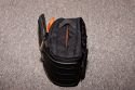 LOWEPRO APEX 60 AW\n\nFoto und Kommentar von Christian Toelle - VIELEN DANK!\n\nKommentar:\n\nHallo Jrg,\n\nsuper Seite, auf der ich schon oft geschaut habe. Auf diesem Weg und mit ein paar Bildern der APEX 60 AW will ich ein wenig dazu betragen.\n\nAPEX 60 AW, schne kleine Tasche fr die G10. Mit der Slip Lock Lasche auch gut an anderen Lowepro Taschen anzudocken. Neben der G10 passt noch ein Ersatzakku, SD-Card und Kleinigkeiten in die Tasche. Ein kleines Problem kann entstehen, wenn man die Kamera herausgenommen hat und vergisst die Tasche zu schlieen, fliegen gern mal die Sachen raus. Es ist nur ein Fach mit Abtrennung vorhanden. Die Ausstattung ist aber sonst komplett bis zum AW Cover und dnnem Trageriemen.\n\nGru Christian