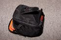 LOWEPRO APEX 60 AW\n\nFoto und Kommentar von Christian Toelle - VIELEN DANK!\n\nKommentar:\n\nHallo Jrg,\n\nsuper Seite, auf der ich schon oft geschaut habe. Auf diesem Weg und mit ein paar Bildern der APEX 60 AW will ich ein wenig dazu betragen.\n\nAPEX 60 AW, schne kleine Tasche fr die G10. Mit der Slip Lock Lasche auch gut an anderen Lowepro Taschen anzudocken. Neben der G10 passt noch ein Ersatzakku, SD-Card und Kleinigkeiten in die Tasche. Ein kleines Problem kann entstehen, wenn man die Kamera herausgenommen hat und vergisst die Tasche zu schlieen, fliegen gern mal die Sachen raus. Es ist nur ein Fach mit Abtrennung vorhanden. Die Ausstattung ist aber sonst komplett bis zum AW Cover und dnnem Trageriemen.\n\nGru Christian