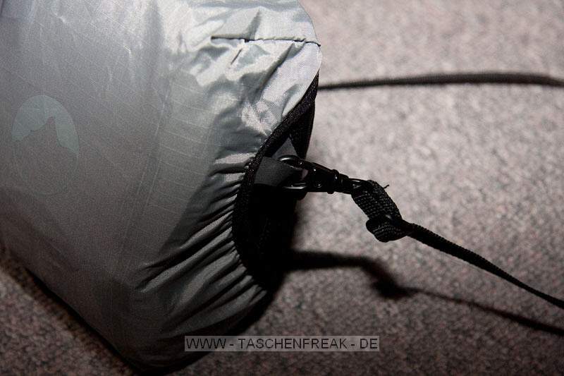 LOWEPRO APEX 60 AW\n\nFoto und Kommentar von Christian Toelle - VIELEN DANK!\n\nKommentar:\n\nHallo Jrg,\n\nsuper Seite, auf der ich schon oft geschaut habe. Auf diesem Weg und mit ein paar Bildern der APEX 60 AW will ich ein wenig dazu betragen.\n\nAPEX 60 AW, schne kleine Tasche fr die G10. Mit der Slip Lock Lasche auch gut an anderen Lowepro Taschen anzudocken. Neben der G10 passt noch ein Ersatzakku, SD-Card und Kleinigkeiten in die Tasche. Ein kleines Problem kann entstehen, wenn man die Kamera herausgenommen hat und vergisst die Tasche zu schlieen, fliegen gern mal die Sachen raus. Es ist nur ein Fach mit Abtrennung vorhanden. Die Ausstattung ist aber sonst komplett bis zum AW Cover und dnnem Trageriemen.\n\nGru Christian