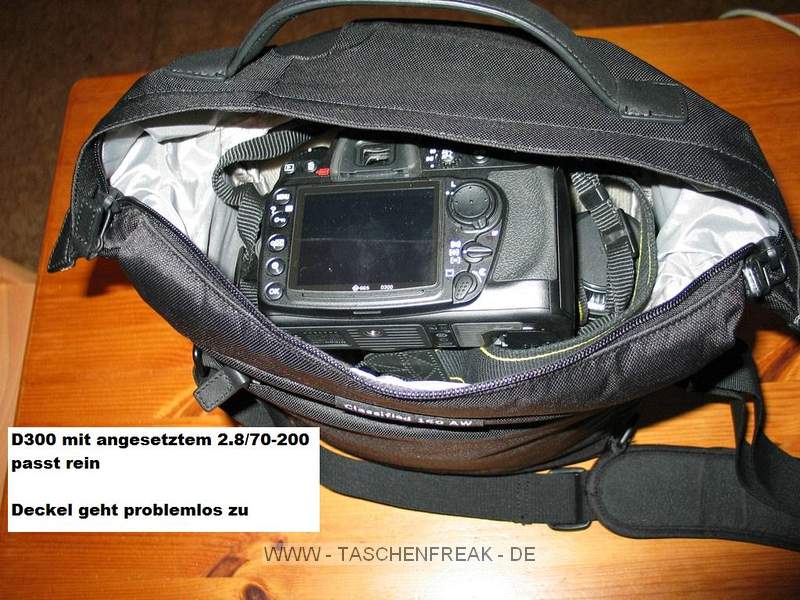 LOWEPRO CLASSIFIED 160\n\nFoto von Oliver - VIELEN DANK!\n\nKommentar:\n\nHallo Jrg,\n\nanbei einige Fotos meines heute erstandenen Lowepro Classified 160. Auf den ersten Blick macht die Tasche einen guten Eindruck. Reingepackt habe ich D300 mit angesetztem 3,5-5,6/16-85 + 2,8/70-200 + 2,8/35-70 + 1,8/85. Dann wre noch Platz fr ein kleines Objektiv oder ein Blitz + reichlich Kleinkram. Alternativ passt die D300 auch mit angesetztem 2,8/70-200 rein - das war fr mich der Grund fr diese Tasche :)) \n\nDie Tasche ist schn kompakt und daduch bequem, lngere Touren habe ich allerdings noch nicht gemacht. Das Kamerafach kann durch Zipper um ca. 4cm in der Tiefe erweitert werden.\n\nGre und Lob fr Deine tolle Seite\nOliver