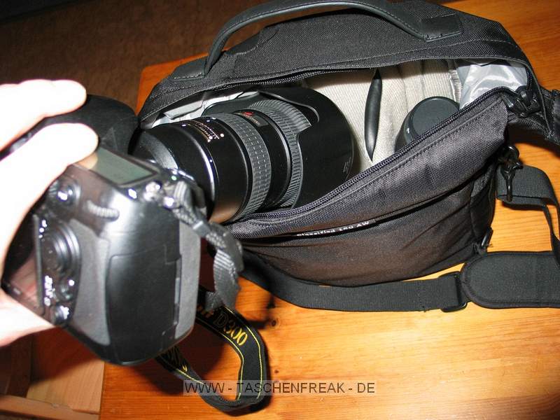 LOWEPRO CLASSIFIED 160\n\nFoto von Oliver - VIELEN DANK!\n\nKommentar:\n\nHallo Jrg,\n\nanbei einige Fotos meines heute erstandenen Lowepro Classified 160. Auf den ersten Blick macht die Tasche einen guten Eindruck. Reingepackt habe ich D300 mit angesetztem 3,5-5,6/16-85 + 2,8/70-200 + 2,8/35-70 + 1,8/85. Dann wre noch Platz fr ein kleines Objektiv oder ein Blitz + reichlich Kleinkram. Alternativ passt die D300 auch mit angesetztem 2,8/70-200 rein - das war fr mich der Grund fr diese Tasche :)) \n\nDie Tasche ist schn kompakt und daduch bequem, lngere Touren habe ich allerdings noch nicht gemacht. Das Kamerafach kann durch Zipper um ca. 4cm in der Tiefe erweitert werden.\n\nGre und Lob fr Deine tolle Seite\nOliver