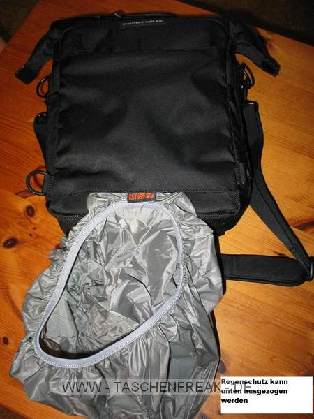 LOWEPRO CLASSIFIED 160\n\nFoto von Oliver - VIELEN DANK!\n\nKommentar:\n\nHallo Jrg,\n\nanbei einige Fotos meines heute erstandenen Lowepro Classified 160. Auf den ersten Blick macht die Tasche einen guten Eindruck. Reingepackt habe ich D300 mit angesetztem 3,5-5,6/16-85 + 2,8/70-200 + 2,8/35-70 + 1,8/85. Dann wre noch Platz fr ein kleines Objektiv oder ein Blitz + reichlich Kleinkram. Alternativ passt die D300 auch mit angesetztem 2,8/70-200 rein - das war fr mich der Grund fr diese Tasche :)) \n\nDie Tasche ist schn kompakt und daduch bequem, lngere Touren habe ich allerdings noch nicht gemacht. Das Kamerafach kann durch Zipper um ca. 4cm in der Tiefe erweitert werden.\n\nGre und Lob fr Deine tolle Seite\nOliver