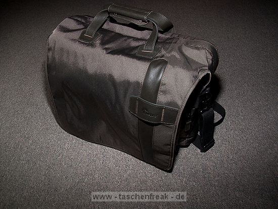 LOWEPRO CLASSIFIED 200 AW\n\nFoto von Christian Toelle - VIELEN DANK!\n\nKommentar des Nutzers:\n\nHallo Jrg,\n\nanbei ein paar Bilder der Classified 200 AW die du noch nicht auf deiner\nSeite hast. Hinein passt z.B. eine 40D mit BG und 17-85 mit Geli, 70-200\n4.0, 30 1.4, 85 1.8, 430EX, 580Ex und Kleinkram, ohne den\nExpansionsreiverschlu zu ffnen. Mit dem Zussatzraum, noch etwas mehr,\naber dann wird es unlustig sie ber der Schulter zu tragen, wegen dem\nGewicht. Neben dem Trageriemen mit Lasche fr den Kameragurt gibt es einen\nBauchgurt der die Tasche nah am Krper hlt.\n\nGru Christian