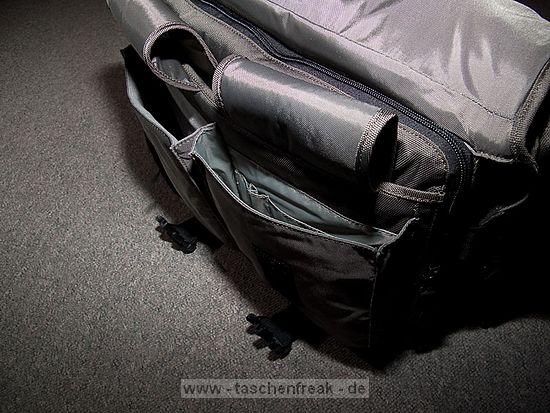 LOWEPRO CLASSIFIED 200 AW\n\nFoto von Christian Toelle - VIELEN DANK!\n\nKommentar des Nutzers:\n\nHallo Jrg,\n\nanbei ein paar Bilder der Classified 200 AW die du noch nicht auf deiner\nSeite hast. Hinein passt z.B. eine 40D mit BG und 17-85 mit Geli, 70-200\n4.0, 30 1.4, 85 1.8, 430EX, 580Ex und Kleinkram, ohne den\nExpansionsreiverschlu zu ffnen. Mit dem Zussatzraum, noch etwas mehr,\naber dann wird es unlustig sie ber der Schulter zu tragen, wegen dem\nGewicht. Neben dem Trageriemen mit Lasche fr den Kameragurt gibt es einen\nBauchgurt der die Tasche nah am Krper hlt.\n\nGru Christian