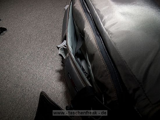 LOWEPRO CLASSIFIED 200 AW\n\nFoto von Christian Toelle - VIELEN DANK!\n\nKommentar des Nutzers:\n\nHallo Jrg,\n\nanbei ein paar Bilder der Classified 200 AW die du noch nicht auf deiner\nSeite hast. Hinein passt z.B. eine 40D mit BG und 17-85 mit Geli, 70-200\n4.0, 30 1.4, 85 1.8, 430EX, 580Ex und Kleinkram, ohne den\nExpansionsreiverschlu zu ffnen. Mit dem Zussatzraum, noch etwas mehr,\naber dann wird es unlustig sie ber der Schulter zu tragen, wegen dem\nGewicht. Neben dem Trageriemen mit Lasche fr den Kameragurt gibt es einen\nBauchgurt der die Tasche nah am Krper hlt.\n\nGru Christian