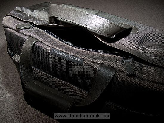 LOWEPRO CLASSIFIED 200 AW\n\nFoto von Christian Toelle - VIELEN DANK!\n\nKommentar des Nutzers:\n\nHallo Jrg,\n\nanbei ein paar Bilder der Classified 200 AW die du noch nicht auf deiner\nSeite hast. Hinein passt z.B. eine 40D mit BG und 17-85 mit Geli, 70-200\n4.0, 30 1.4, 85 1.8, 430EX, 580Ex und Kleinkram, ohne den\nExpansionsreiverschlu zu ffnen. Mit dem Zussatzraum, noch etwas mehr,\naber dann wird es unlustig sie ber der Schulter zu tragen, wegen dem\nGewicht. Neben dem Trageriemen mit Lasche fr den Kameragurt gibt es einen\nBauchgurt der die Tasche nah am Krper hlt.\n\nGru Christian