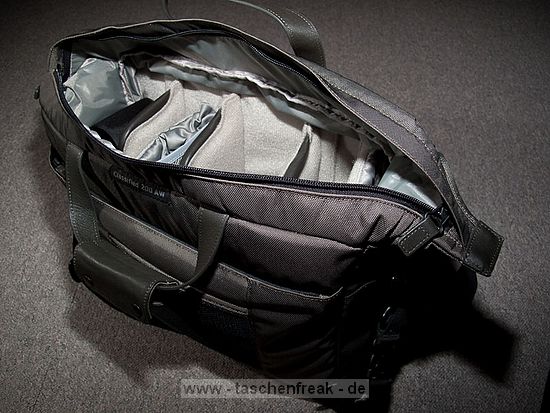 LOWEPRO CLASSIFIED 200 AW\n\nFoto von Christian Toelle - VIELEN DANK!\n\nKommentar des Nutzers:\n\nHallo Jrg,\n\nanbei ein paar Bilder der Classified 200 AW die du noch nicht auf deiner\nSeite hast. Hinein passt z.B. eine 40D mit BG und 17-85 mit Geli, 70-200\n4.0, 30 1.4, 85 1.8, 430EX, 580Ex und Kleinkram, ohne den\nExpansionsreiverschlu zu ffnen. Mit dem Zussatzraum, noch etwas mehr,\naber dann wird es unlustig sie ber der Schulter zu tragen, wegen dem\nGewicht. Neben dem Trageriemen mit Lasche fr den Kameragurt gibt es einen\nBauchgurt der die Tasche nah am Krper hlt.\n\nGru Christian