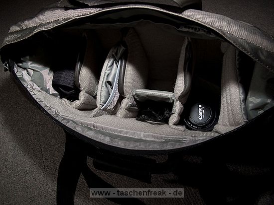 LOWEPRO CLASSIFIED 200 AW\n\nFoto von Christian Toelle - VIELEN DANK!\n\nKommentar des Nutzers:\n\nHallo Jrg,\n\nanbei ein paar Bilder der Classified 200 AW die du noch nicht auf deiner\nSeite hast. Hinein passt z.B. eine 40D mit BG und 17-85 mit Geli, 70-200\n4.0, 30 1.4, 85 1.8, 430EX, 580Ex und Kleinkram, ohne den\nExpansionsreiverschlu zu ffnen. Mit dem Zussatzraum, noch etwas mehr,\naber dann wird es unlustig sie ber der Schulter zu tragen, wegen dem\nGewicht. Neben dem Trageriemen mit Lasche fr den Kameragurt gibt es einen\nBauchgurt der die Tasche nah am Krper hlt.\n\nGru Christian