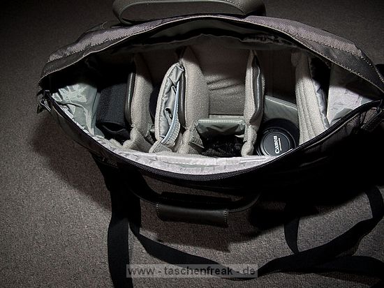 LOWEPRO CLASSIFIED 200 AW\n\nFoto von Christian Toelle - VIELEN DANK!\n\nKommentar des Nutzers:\n\nHallo Jrg,\n\nanbei ein paar Bilder der Classified 200 AW die du noch nicht auf deiner\nSeite hast. Hinein passt z.B. eine 40D mit BG und 17-85 mit Geli, 70-200\n4.0, 30 1.4, 85 1.8, 430EX, 580Ex und Kleinkram, ohne den\nExpansionsreiverschlu zu ffnen. Mit dem Zussatzraum, noch etwas mehr,\naber dann wird es unlustig sie ber der Schulter zu tragen, wegen dem\nGewicht. Neben dem Trageriemen mit Lasche fr den Kameragurt gibt es einen\nBauchgurt der die Tasche nah am Krper hlt.\n\nGru Christian
