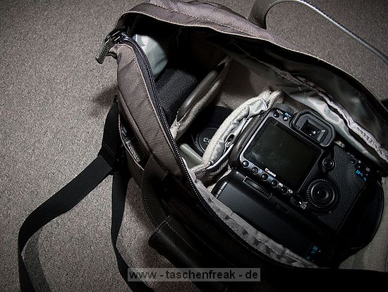 LOWEPRO CLASSIFIED 200 AW\n\nFoto von Christian Toelle - VIELEN DANK!\n\nKommentar des Nutzers:\n\nHallo Jrg,\n\nanbei ein paar Bilder der Classified 200 AW die du noch nicht auf deiner\nSeite hast. Hinein passt z.B. eine 40D mit BG und 17-85 mit Geli, 70-200\n4.0, 30 1.4, 85 1.8, 430EX, 580Ex und Kleinkram, ohne den\nExpansionsreiverschlu zu ffnen. Mit dem Zussatzraum, noch etwas mehr,\naber dann wird es unlustig sie ber der Schulter zu tragen, wegen dem\nGewicht. Neben dem Trageriemen mit Lasche fr den Kameragurt gibt es einen\nBauchgurt der die Tasche nah am Krper hlt.\n\nGru Christian
