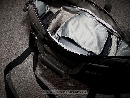 LOWEPRO CLASSIFIED 200 AW\n\nFoto von Christian Toelle - VIELEN DANK!\n\nKommentar des Nutzers:\n\nHallo Jrg,\n\nanbei ein paar Bilder der Classified 200 AW die du noch nicht auf deiner\nSeite hast. Hinein passt z.B. eine 40D mit BG und 17-85 mit Geli, 70-200\n4.0, 30 1.4, 85 1.8, 430EX, 580Ex und Kleinkram, ohne den\nExpansionsreiverschlu zu ffnen. Mit dem Zussatzraum, noch etwas mehr,\naber dann wird es unlustig sie ber der Schulter zu tragen, wegen dem\nGewicht. Neben dem Trageriemen mit Lasche fr den Kameragurt gibt es einen\nBauchgurt der die Tasche nah am Krper hlt.\n\nGru Christian