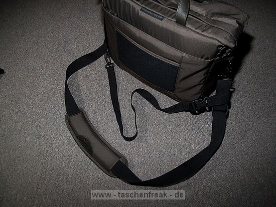 LOWEPRO CLASSIFIED 200 AW\n\nFoto von Christian Toelle - VIELEN DANK!\n\nKommentar des Nutzers:\n\nHallo J�rg,\n\nanbei ein paar Bilder der Classified 200 AW die du noch nicht auf deiner\nSeite hast. Hinein passt z.B. eine 40D mit BG und 17-85 mit Geli, 70-200\n4.0, 30 1.4, 85 1.8, 430EX, 580Ex und Kleinkram, ohne den\nExpansionsrei�verschlu� zu �ffnen. Mit dem Zussatzraum, noch etwas mehr,\naber dann wird es unlustig sie �ber der Schulter zu tragen, wegen dem\nGewicht. Neben dem Trageriemen mit Lasche f�r den Kameragurt gibt es einen\nBauchgurt der die Tasche nah am K�rper h�lt.\n\nGru� Christian