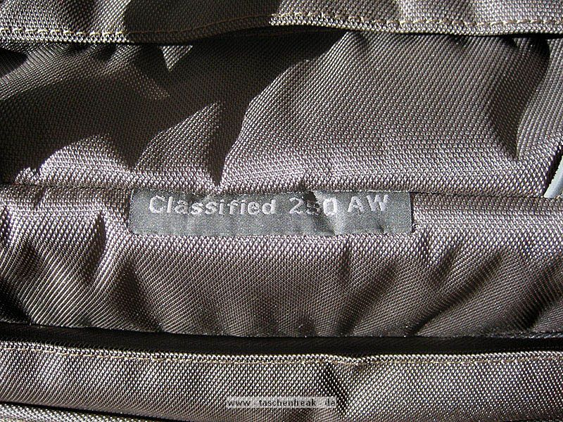 LOWEPRO CLASSIFIED 250 AW\n\nFoto und Text von Elmar - VIELEN DANK!\n\nKommentar:\n\nHallo!\n\nIch schicke Dir Bilder einer Tasche im Detail, die mir besonders gefällt. Du kannst sie gerne auf Deine Seite setzen. Ich schaue immer gerne nach und daher möchte ich mich auch aktiv an der "Datenbank" beteiligen.\n\nEs handelt sich dabei um die Lowepro Classified 250.\n\nZiel war es, eine Tasche zu finden, die folgende Anforderungen erfüllt:\n\n* großes Fassungsvermögen (Body, mehrere Objektive, Blitz, ...)\n* sollte nicht nach Fototasche aussehen, also eher unauffällig\n* Aussehen nicht zu "steif"\n* nicht schwarz\n* neben den Fotosachen muss auch ein Notebook mit rein.\n* Sollte Flugzeugbordgepäcktauglich sein (ungefähr).\n\nDiese Tasche soll mich zukünftig auf Reisen (Flug, Bahn) begleiten, ohne dass ich da Gepäck aufgeben muss. Es soll quasi "Handgepäck" sein. \n\nSolche Anforderungen an Taschen sind meist nicht zu erfüllen, doch es gibt sie doch von Lowepro.\n\nLowepro ist ja als Hersteller hochwertiger Taschen und Rucksäcke bekannt und so ist es nicht verwunderlich, dass die Taschen ebenfalls hochwertig ist. Der Stoff ist wie gewohnt robust, die Reißverschlüsse stabil und ein Regencap ist auch noch dabei. Was will man mehr.\n\nEs gibt die Tasche auch in schwarz und auch als Classified 200 ohne Notebookfach (sonst gleich, dafür ca.2 cm dünner). Der Unterschied (Notebookfach) ist in Bild 11 zu sehen. Meiner Meinung nach ist die Flexibilität mit dem Notebookfach (man kann ja auch Dokumente oder Bücher für eine Reise reinstecken) größer als ohne und daher kam für mich nur die 250er in Frage.\n\nGrüße\nElmar
