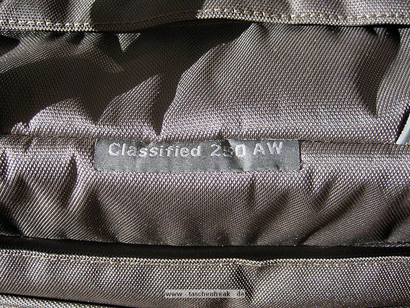 LOWEPRO CLASSIFIED 250 AW\n\nFoto und Text von Elmar - VIELEN DANK!\n\nKommentar:\n\nHallo!\n\nIch schicke Dir Bilder einer Tasche im Detail, die mir besonders gefllt. Du kannst sie gerne auf Deine Seite setzen. Ich schaue immer gerne nach und daher mchte ich mich auch aktiv an der "Datenbank" beteiligen.\n\nEs handelt sich dabei um die Lowepro Classified 250.\n\nZiel war es, eine Tasche zu finden, die folgende Anforderungen erfllt:\n\n* groes Fassungsvermgen (Body, mehrere Objektive, Blitz, ...)\n* sollte nicht nach Fototasche aussehen, also eher unauffllig\n* Aussehen nicht zu "steif"\n* nicht schwarz\n* neben den Fotosachen muss auch ein Notebook mit rein.\n* Sollte Flugzeugbordgepcktauglich sein (ungefhr).\n\nDiese Tasche soll mich zuknftig auf Reisen (Flug, Bahn) begleiten, ohne dass ich da Gepck aufgeben muss. Es soll quasi "Handgepck" sein. \n\nSolche Anforderungen an Taschen sind meist nicht zu erfllen, doch es gibt sie doch von Lowepro.\n\nLowepro ist ja als Hersteller hochwertiger Taschen und Ruckscke bekannt und so ist es nicht verwunderlich, dass die Taschen ebenfalls hochwertig ist. Der Stoff ist wie gewohnt robust, die Reiverschlsse stabil und ein Regencap ist auch noch dabei. Was will man mehr.\n\nEs gibt die Tasche auch in schwarz und auch als Classified 200 ohne Notebookfach (sonst gleich, dafr ca.2 cm dnner). Der Unterschied (Notebookfach) ist in Bild 11 zu sehen. Meiner Meinung nach ist die Flexibilitt mit dem Notebookfach (man kann ja auch Dokumente oder Bcher fr eine Reise reinstecken) grer als ohne und daher kam fr mich nur die 250er in Frage.\n\nGre\nElmar