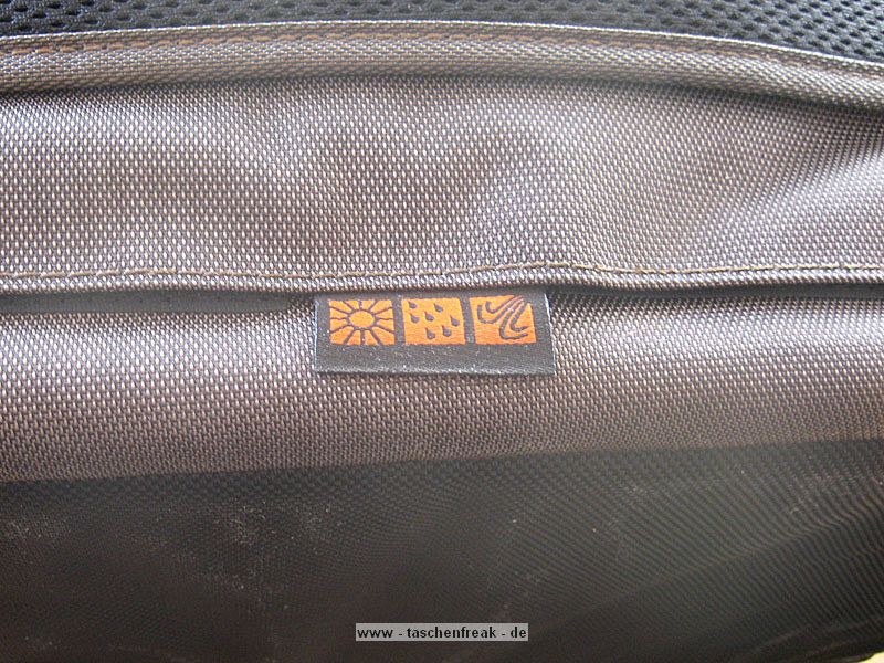 LOWEPRO CLASSIFIED 250 AW\n\nFoto und Text von Elmar - VIELEN DANK!\n\nKommentar:\n\nHallo!\n\nIch schicke Dir Bilder einer Tasche im Detail, die mir besonders gefllt. Du kannst sie gerne auf Deine Seite setzen. Ich schaue immer gerne nach und daher mchte ich mich auch aktiv an der "Datenbank" beteiligen.\n\nEs handelt sich dabei um die Lowepro Classified 250.\n\nZiel war es, eine Tasche zu finden, die folgende Anforderungen erfllt:\n\n* groes Fassungsvermgen (Body, mehrere Objektive, Blitz, ...)\n* sollte nicht nach Fototasche aussehen, also eher unauffllig\n* Aussehen nicht zu "steif"\n* nicht schwarz\n* neben den Fotosachen muss auch ein Notebook mit rein.\n* Sollte Flugzeugbordgepcktauglich sein (ungefhr).\n\nDiese Tasche soll mich zuknftig auf Reisen (Flug, Bahn) begleiten, ohne dass ich da Gepck aufgeben muss. Es soll quasi "Handgepck" sein. \n\nSolche Anforderungen an Taschen sind meist nicht zu erfllen, doch es gibt sie doch von Lowepro.\n\nLowepro ist ja als Hersteller hochwertiger Taschen und Ruckscke bekannt und so ist es nicht verwunderlich, dass die Taschen ebenfalls hochwertig ist. Der Stoff ist wie gewohnt robust, die Reiverschlsse stabil und ein Regencap ist auch noch dabei. Was will man mehr.\n\nEs gibt die Tasche auch in schwarz und auch als Classified 200 ohne Notebookfach (sonst gleich, dafr ca.2 cm dnner). Der Unterschied (Notebookfach) ist in Bild 11 zu sehen. Meiner Meinung nach ist die Flexibilitt mit dem Notebookfach (man kann ja auch Dokumente oder Bcher fr eine Reise reinstecken) grer als ohne und daher kam fr mich nur die 250er in Frage.\n\nGre\nElmar