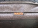 LOWEPRO CLASSIFIED 250 AW\n\nFoto und Text von Elmar - VIELEN DANK!\n\nKommentar:\n\nHallo!\n\nIch schicke Dir Bilder einer Tasche im Detail, die mir besonders gefllt. Du kannst sie gerne auf Deine Seite setzen. Ich schaue immer gerne nach und daher mchte ich mich auch aktiv an der "Datenbank" beteiligen.\n\nEs handelt sich dabei um die Lowepro Classified 250.\n\nZiel war es, eine Tasche zu finden, die folgende Anforderungen erfllt:\n\n* groes Fassungsvermgen (Body, mehrere Objektive, Blitz, ...)\n* sollte nicht nach Fototasche aussehen, also eher unauffllig\n* Aussehen nicht zu "steif"\n* nicht schwarz\n* neben den Fotosachen muss auch ein Notebook mit rein.\n* Sollte Flugzeugbordgepcktauglich sein (ungefhr).\n\nDiese Tasche soll mich zuknftig auf Reisen (Flug, Bahn) begleiten, ohne dass ich da Gepck aufgeben muss. Es soll quasi "Handgepck" sein. \n\nSolche Anforderungen an Taschen sind meist nicht zu erfllen, doch es gibt sie doch von Lowepro.\n\nLowepro ist ja als Hersteller hochwertiger Taschen und Ruckscke bekannt und so ist es nicht verwunderlich, dass die Taschen ebenfalls hochwertig ist. Der Stoff ist wie gewohnt robust, die Reiverschlsse stabil und ein Regencap ist auch noch dabei. Was will man mehr.\n\nEs gibt die Tasche auch in schwarz und auch als Classified 200 ohne Notebookfach (sonst gleich, dafr ca.2 cm dnner). Der Unterschied (Notebookfach) ist in Bild 11 zu sehen. Meiner Meinung nach ist die Flexibilitt mit dem Notebookfach (man kann ja auch Dokumente oder Bcher fr eine Reise reinstecken) grer als ohne und daher kam fr mich nur die 250er in Frage.\n\nGre\nElmar