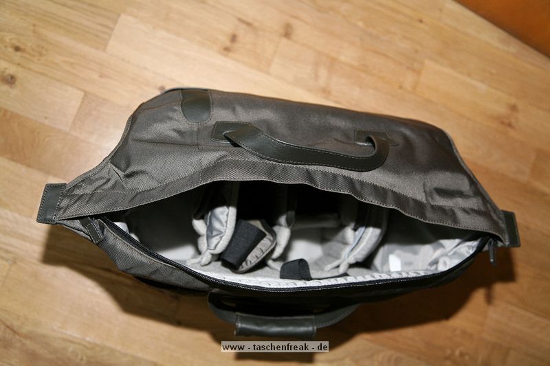 LOWEPRO CLASSIEFIED 250 AW\n\nFoto und Text von Jens Krämer - VIELEN DANK!\n\nKommentar:\n\nHallo,\n\nhier Bilder von der Lowepro Classified 250AW \n\nFarbe Sepia \n\nFassungsvermögen:\n\n5d mit BG\n50d ohne BG\n16-35 2,8\n24-105 IS\n70-200 2,8 IS\n100-400 IS\n+\nKlein Kram\n\nGruß Jens