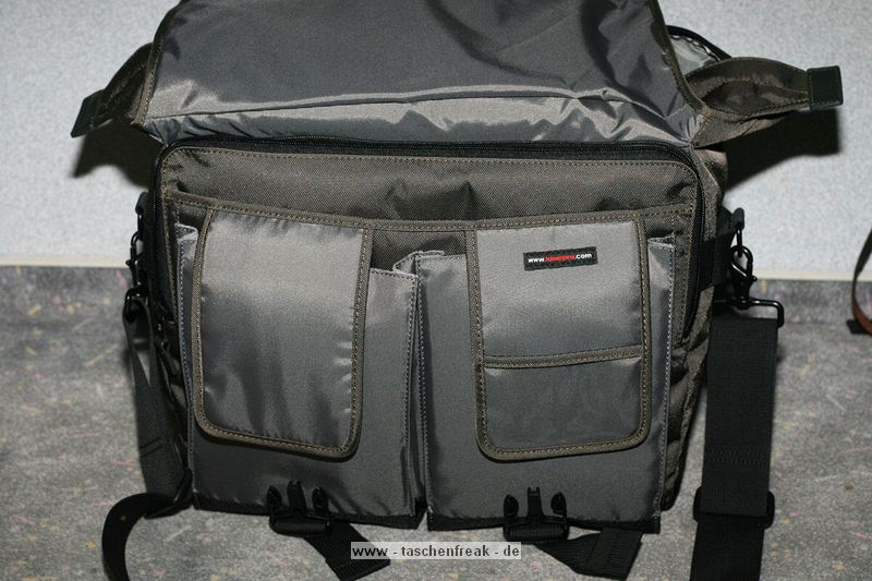 LOWEPRO CLASSIFIED 250AW\n\nFoto und Text von Ralf Gnther - VIELEN DANK!\n\nKommentar:\n\nAnbei ein Paar Bilder von dieser tollen Tasche, die sehr gut verarbeitet ist und Platz fr fast die Gesamte Fotoausrstung bietet.\n\nMfG Ralf Gnther