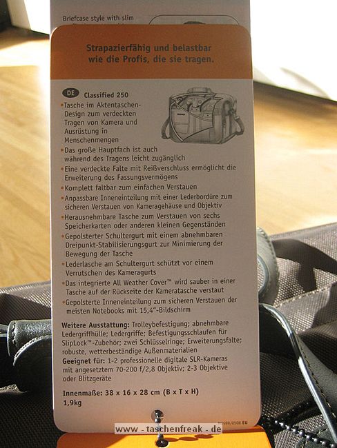 LOWEPRO CLASSIFIED 250 AW\n\nFoto und Text von Elmar - VIELEN DANK!\n\nKommentar:\n\nHallo!\n\nIch schicke Dir Bilder einer Tasche im Detail, die mir besonders gefllt. Du kannst sie gerne auf Deine Seite setzen. Ich schaue immer gerne nach und daher mchte ich mich auch aktiv an der "Datenbank" beteiligen.\n\nEs handelt sich dabei um die Lowepro Classified 250.\n\nZiel war es, eine Tasche zu finden, die folgende Anforderungen erfllt:\n\n* groes Fassungsvermgen (Body, mehrere Objektive, Blitz, ...)\n* sollte nicht nach Fototasche aussehen, also eher unauffllig\n* Aussehen nicht zu "steif"\n* nicht schwarz\n* neben den Fotosachen muss auch ein Notebook mit rein.\n* Sollte Flugzeugbordgepcktauglich sein (ungefhr).\n\nDiese Tasche soll mich zuknftig auf Reisen (Flug, Bahn) begleiten, ohne dass ich da Gepck aufgeben muss. Es soll quasi "Handgepck" sein. \n\nSolche Anforderungen an Taschen sind meist nicht zu erfllen, doch es gibt sie doch von Lowepro.\n\nLowepro ist ja als Hersteller hochwertiger Taschen und Ruckscke bekannt und so ist es nicht verwunderlich, dass die Taschen ebenfalls hochwertig ist. Der Stoff ist wie gewohnt robust, die Reiverschlsse stabil und ein Regencap ist auch noch dabei. Was will man mehr.\n\nEs gibt die Tasche auch in schwarz und auch als Classified 200 ohne Notebookfach (sonst gleich, dafr ca.2 cm dnner). Der Unterschied (Notebookfach) ist in Bild 11 zu sehen. Meiner Meinung nach ist die Flexibilitt mit dem Notebookfach (man kann ja auch Dokumente oder Bcher fr eine Reise reinstecken) grer als ohne und daher kam fr mich nur die 250er in Frage.\n\nGre\nElmar