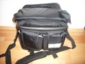 LOWEPRO CLASSIFIED 250AW\n\nFoto und Text von Ralf Steck - VIELEN DANK!\n\nKommentar:\n\nHallo Jrg,\n\nnachdem ich monatelang Deine Seiten durchgesehen habe, hier mal ein Beitrag von mir: Fotos zur Lowepro Classified 250AW. \n\nDie Tasche ist schon sehr gro, aber es geht eben auch viel rein. Ich bin freier Journalist und suchte nach einer Tasche fr Laptop + Fotoausrstung + Schreibmappe + Platz fr Unterlagen, beispielsweise wenn ich auf Pressekonferenzen gehe. Im Kamerafach ist noch einiges an Platz, beispielsweise fr ein Buch und Notklamotten, wenns mal wieder mit dem Flugzeug irgendwohin geht. Die Tasche ist allerdings offiziell zu gro frs Handgepck, gepackt wie auf den Bildern zu sehen sind die Mae 45 x 29 x 29, wobei es mglich sein sollte, die Tasche auf Handgepcktaugliche 20cm Breite zu drcken, wenn die Schreibmappe drauen ist. Auf der Reise ist die Lasche frs anbringen am Koffertrolley praktisch. Hinten dran ist nochmal ein frei zugngliches, mit Reiverschluss gesichertes Fach dran, in das A4-Unterlagen passen, aber beispielsweise auch Bordkarten, Pass usw. griffbereit und trotzdem sicher transportiert werden knnen.\n\nDas Fotofach und die Trenner sind komplett mit dem weichen Klettstoff belegt, so dass man die Tasche vllig frei einrichten kann, beispielsweise auch zweistckig. Das EF-S 55-250 passt mit aufgesetzter Geli aufrecht rein, ebenso der Blitz (Canon Speedlite 580 EX-II) mit Bouncer drauf. Zwei Microfasertcher, die an kleinen, klettbaren Taschen sitzen, schtzen die Kamera.\n\nDas linke vordere Fach ist innen mit samtartigem Stoff gefttert, so dass der IPod schn sicher transportiert werden kann. Es ist noch eine Rolltasche fr bis zu 9 CF-Karten dabei, die ich aber nicht benutze.\n\nDie Tasche sieht, wie ich finde, elegant, anzugtauglich und nicht fototaschenmig aus, auch wenn sie durch die groe Tiefe schon etwas sperrig wirkt. Sie lsst sich angenehm tragen und ich habe sie auch schon mit dem Zusatzgurt auf dem Rad getragen. Dabei fllt auf, dass das Schulterpolster fest am Gurt ist, wenn man die Tasche auf den Rcken schiebt, hat man das Polster an der Brust statt oben auf der Schulter.\n\n--\nViele Gre vom Bodensee,\nRalf Steck - Die Textwerkstatt