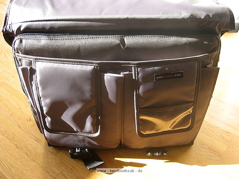 LOWEPRO CLASSIFIED 250 AW\n\nFoto und Text von Elmar - VIELEN DANK!\n\nKommentar:\n\nHallo!\n\nIch schicke Dir Bilder einer Tasche im Detail, die mir besonders gefllt. Du kannst sie gerne auf Deine Seite setzen. Ich schaue immer gerne nach und daher mchte ich mich auch aktiv an der "Datenbank" beteiligen.\n\nEs handelt sich dabei um die Lowepro Classified 250.\n\nZiel war es, eine Tasche zu finden, die folgende Anforderungen erfllt:\n\n* groes Fassungsvermgen (Body, mehrere Objektive, Blitz, ...)\n* sollte nicht nach Fototasche aussehen, also eher unauffllig\n* Aussehen nicht zu "steif"\n* nicht schwarz\n* neben den Fotosachen muss auch ein Notebook mit rein.\n* Sollte Flugzeugbordgepcktauglich sein (ungefhr).\n\nDiese Tasche soll mich zuknftig auf Reisen (Flug, Bahn) begleiten, ohne dass ich da Gepck aufgeben muss. Es soll quasi "Handgepck" sein. \n\nSolche Anforderungen an Taschen sind meist nicht zu erfllen, doch es gibt sie doch von Lowepro.\n\nLowepro ist ja als Hersteller hochwertiger Taschen und Ruckscke bekannt und so ist es nicht verwunderlich, dass die Taschen ebenfalls hochwertig ist. Der Stoff ist wie gewohnt robust, die Reiverschlsse stabil und ein Regencap ist auch noch dabei. Was will man mehr.\n\nEs gibt die Tasche auch in schwarz und auch als Classified 200 ohne Notebookfach (sonst gleich, dafr ca.2 cm dnner). Der Unterschied (Notebookfach) ist in Bild 11 zu sehen. Meiner Meinung nach ist die Flexibilitt mit dem Notebookfach (man kann ja auch Dokumente oder Bcher fr eine Reise reinstecken) grer als ohne und daher kam fr mich nur die 250er in Frage.\n\nGre\nElmar